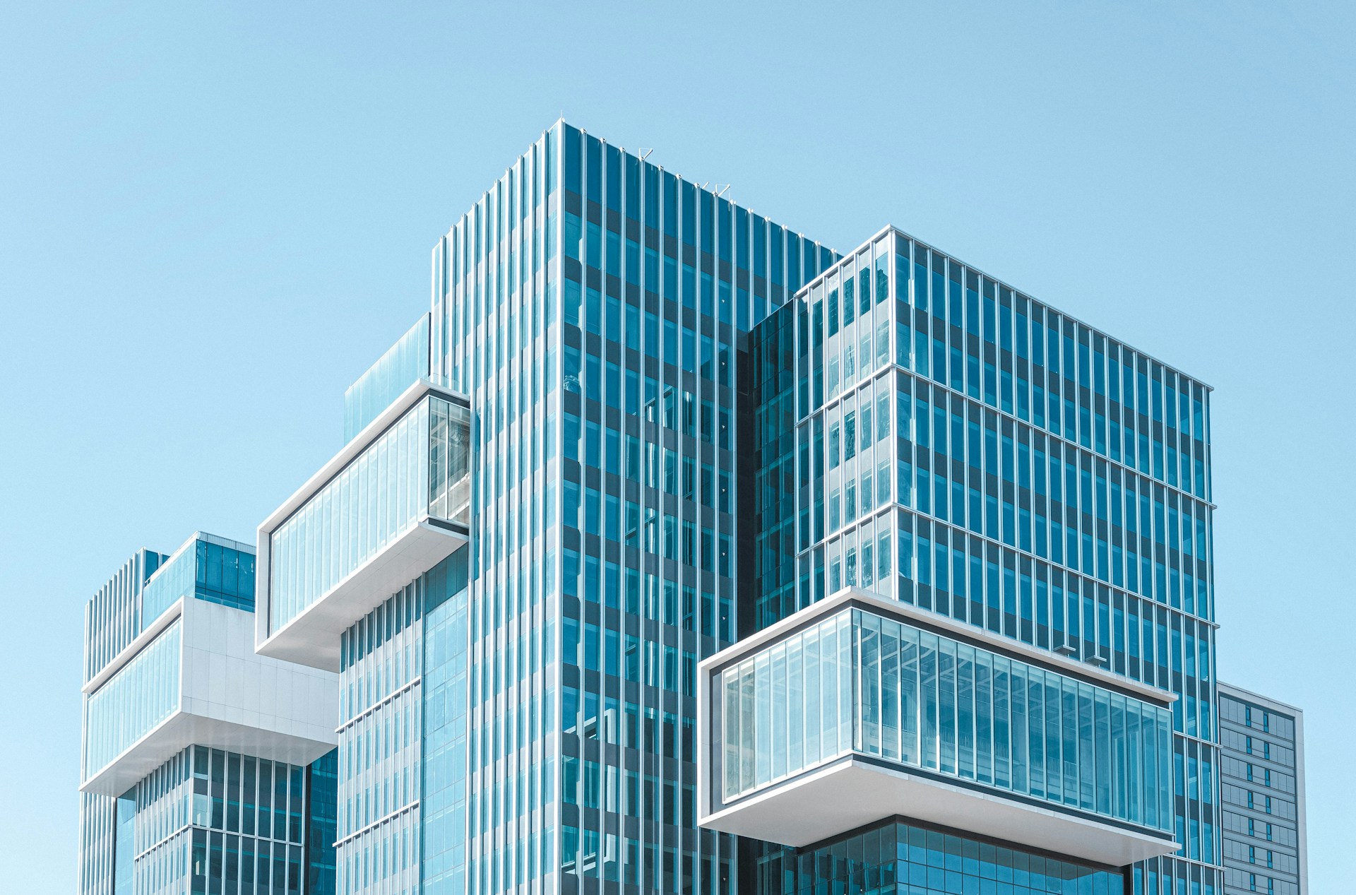 Perspective sur une tour de bureaux